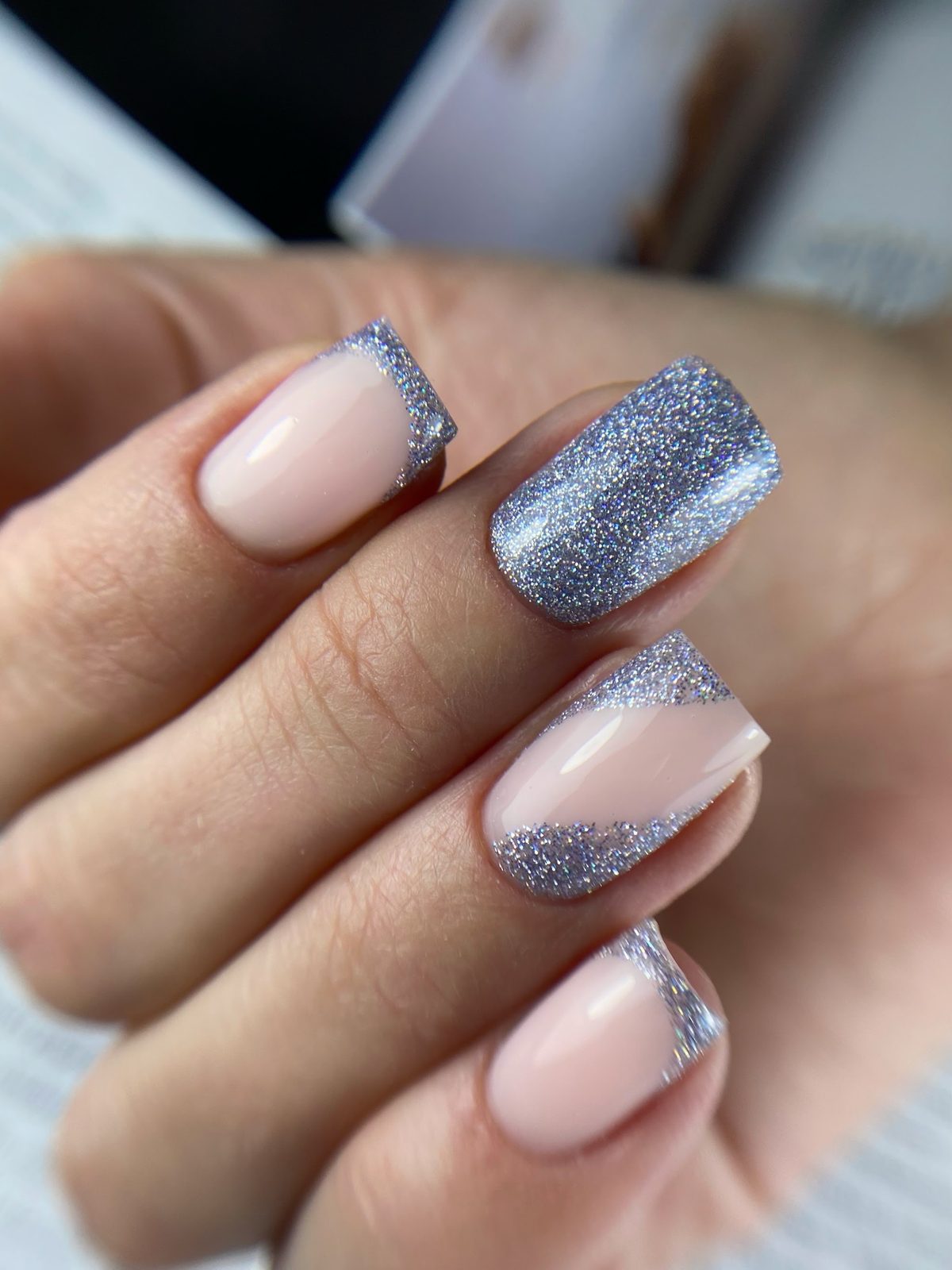 Nude nagels met zilveren glitter french