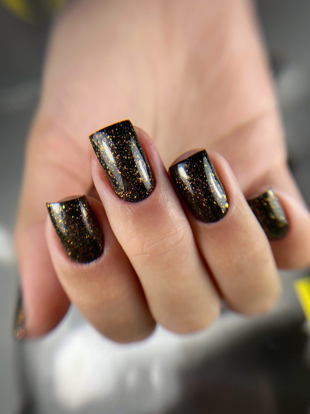 Donkere glitternagels