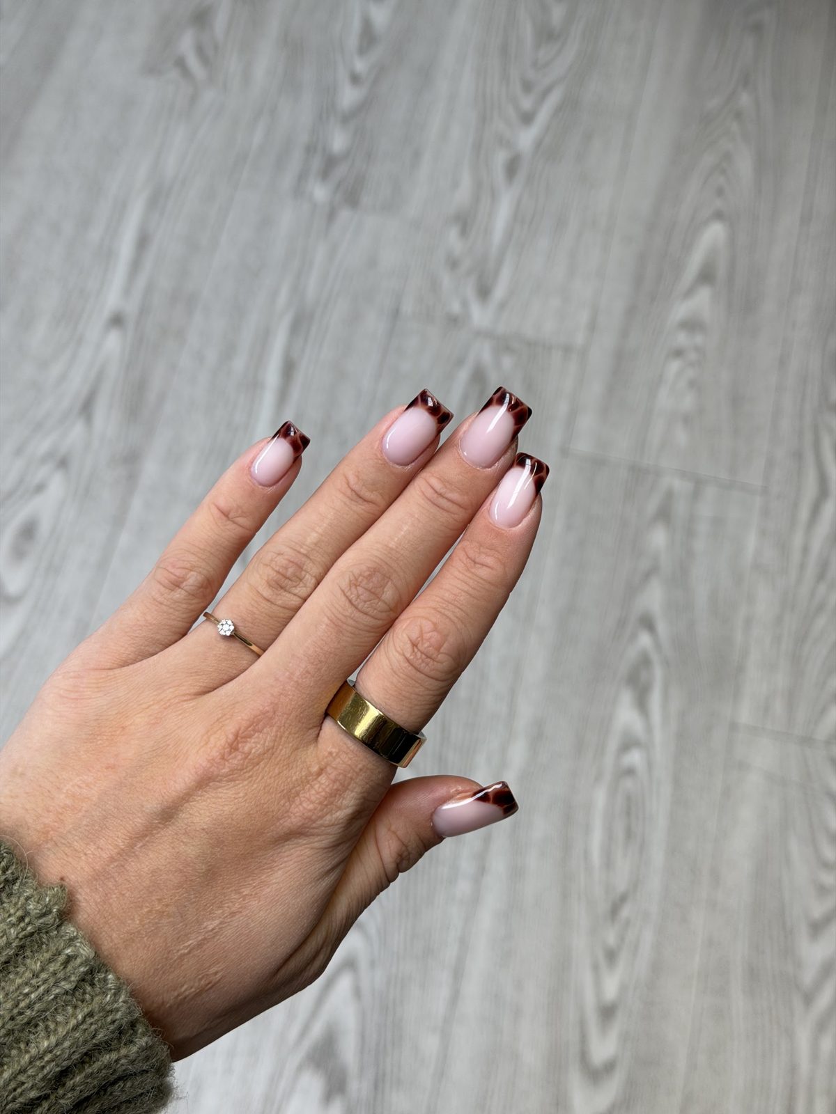 Micro french manicure met bruine puntjes